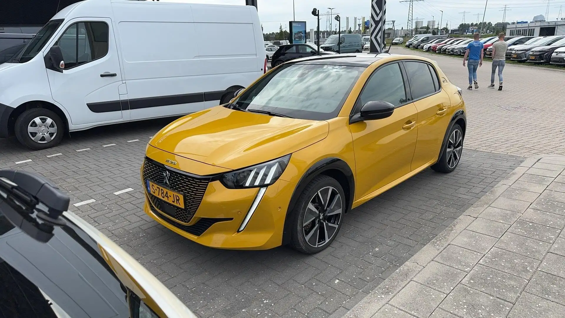 Peugeot e-208 EV GT 50 kWh | Panoramadak | 3-Fasen lader | Geel - 2