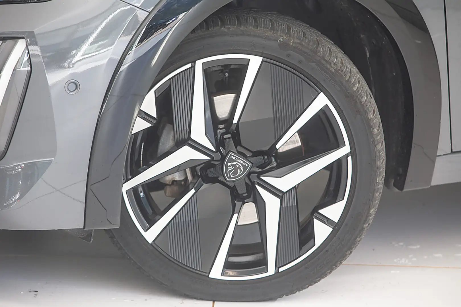 Peugeot 208 Hybrid 110 e-DCS6 GT Grau - 2