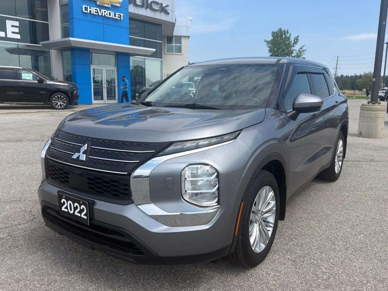 2022 Mitsubishi Outlander ES One Owner // 7-Passenger // AWD // 2.5L