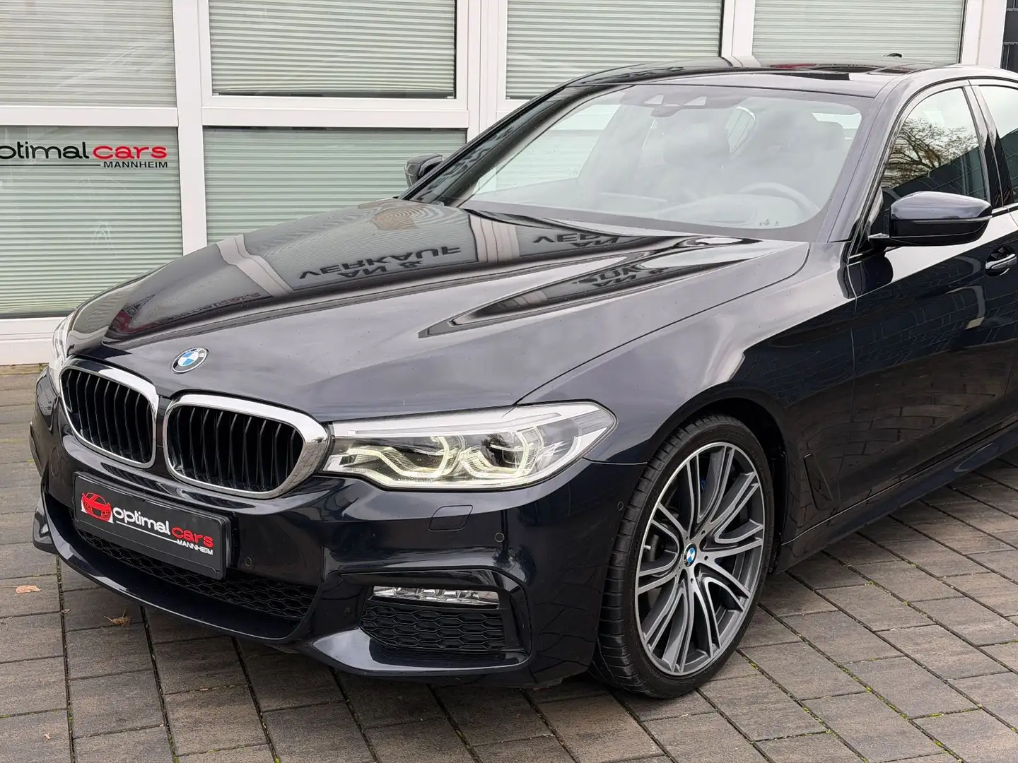 BMW 530 i xDrive M Sport/B&W/AHK/2.HND/HEAD-UP/8FACH Schwarz - 2