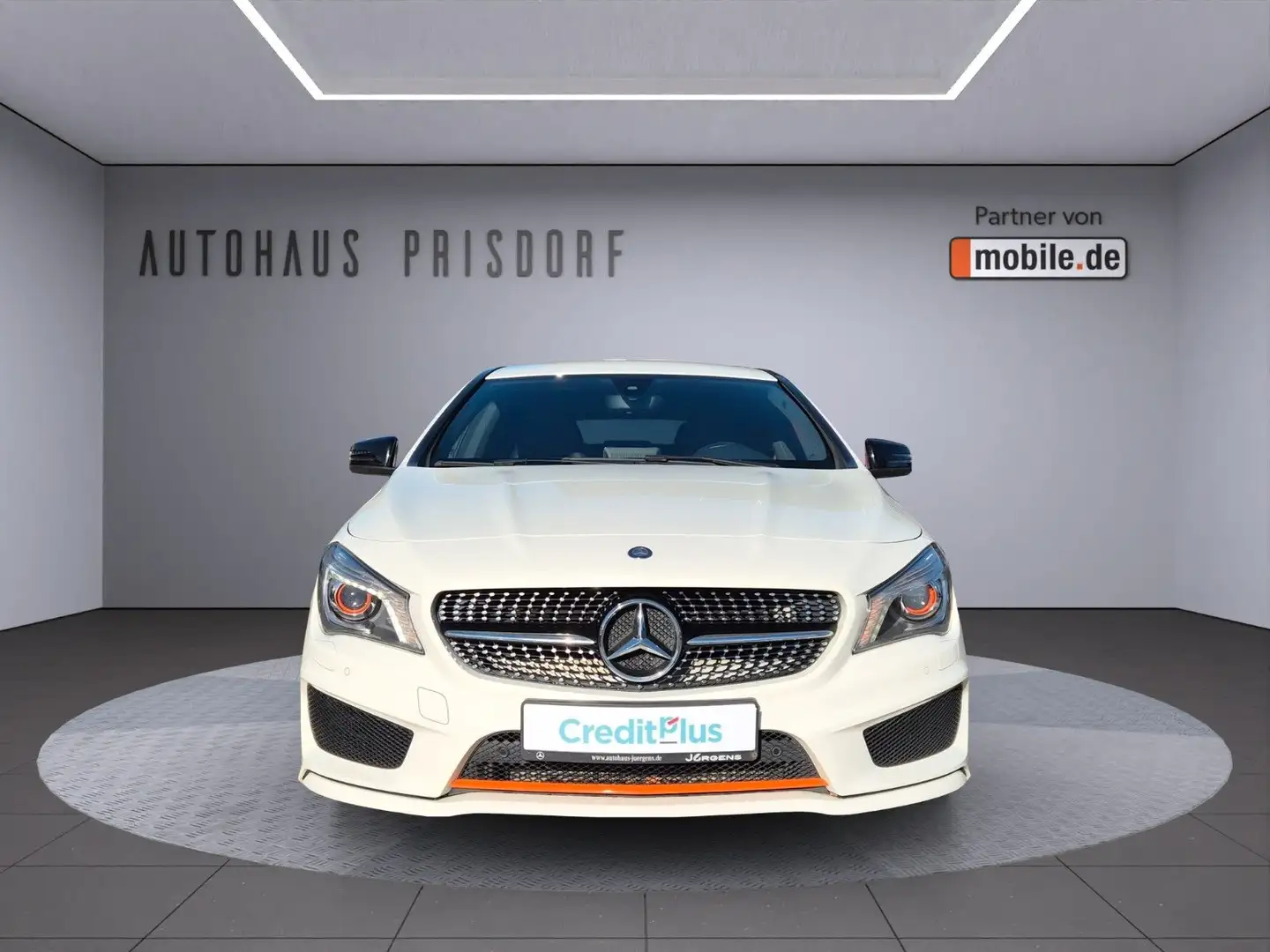Mercedes-Benz CLA 200 Shooting Brake Orange Art Edition AMG White - 2