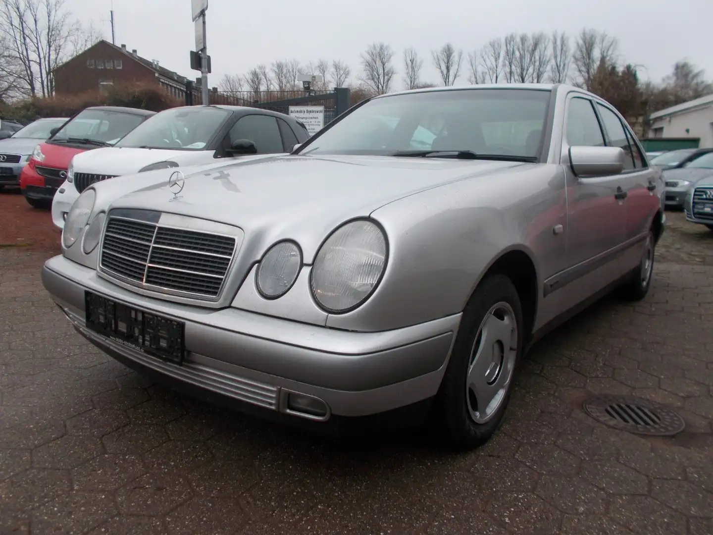 Mercedes-Benz E 200 Classic W210 Srebrny - 2