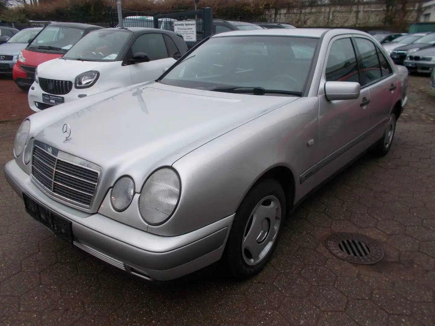 Mercedes-Benz E 200 Classic W210 Srebrny - 1