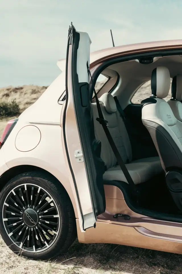 Fiat 500 3+1 La Prima 42 kWh CARPLAY PANORAMADAK LEER, миниатюра 8