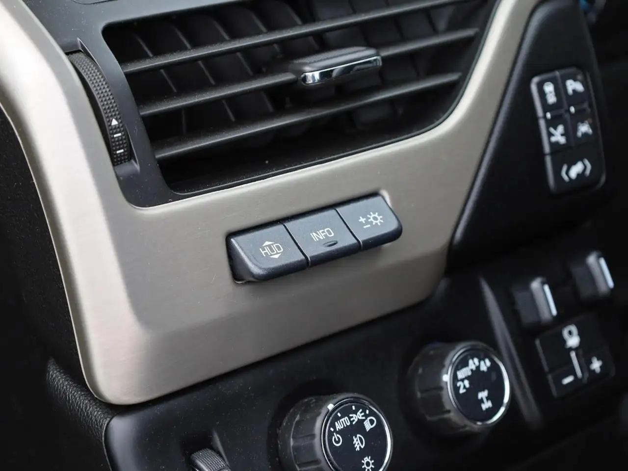 GMC Yukon снимка GMC Yukon