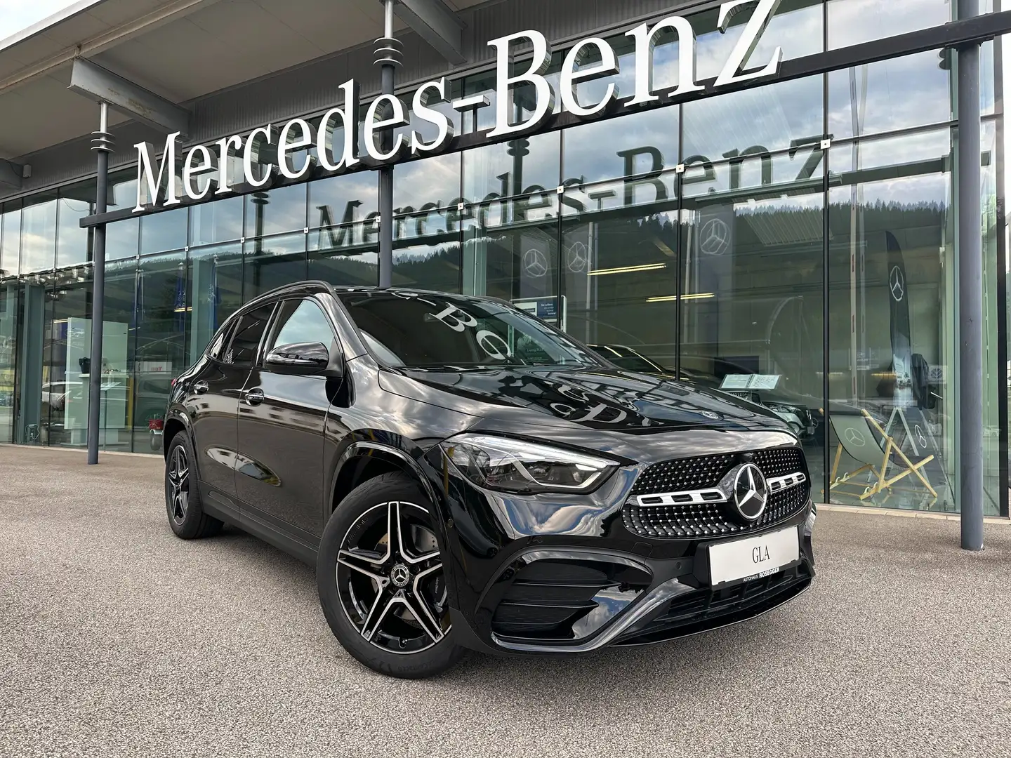 Mercedes-Benz GLA 200 4Matic Ö-Edition Aut. *AMG-Line*Multibeam*AHV* Schwarz - 1