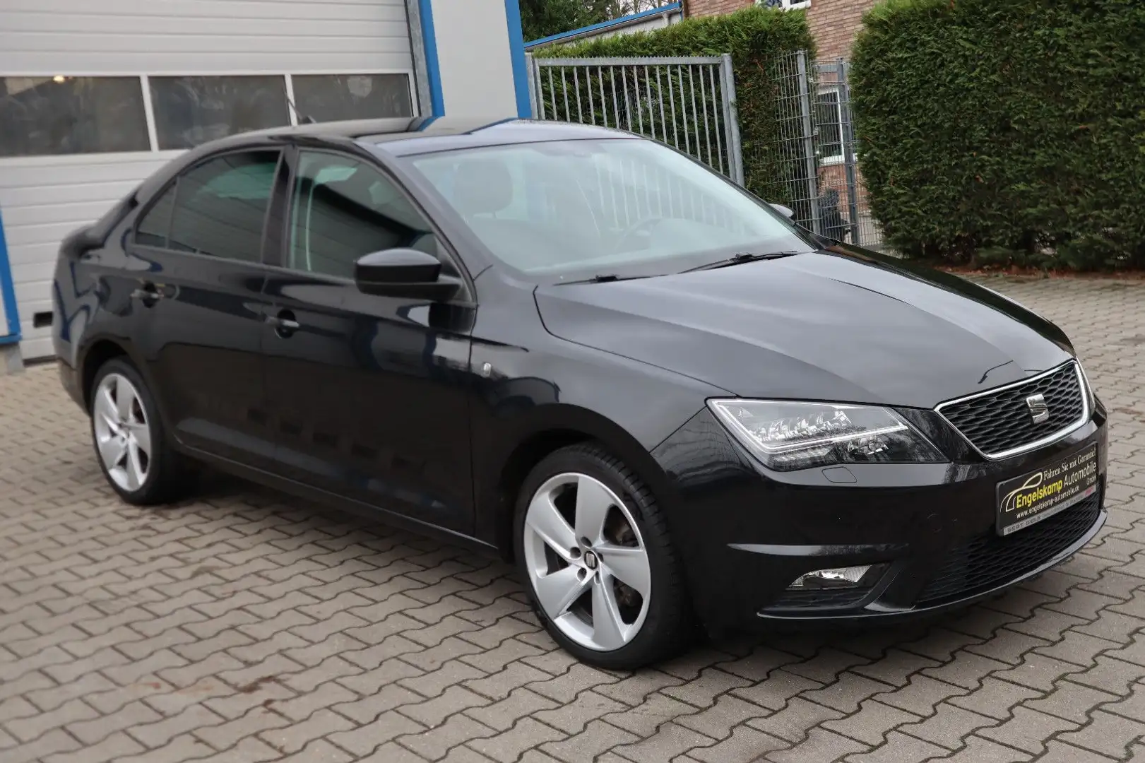 SEAT Toledo 1.2 Style/LED/PDC/MFL/ALU/SHZ/TEMPOMAT Schwarz - 1