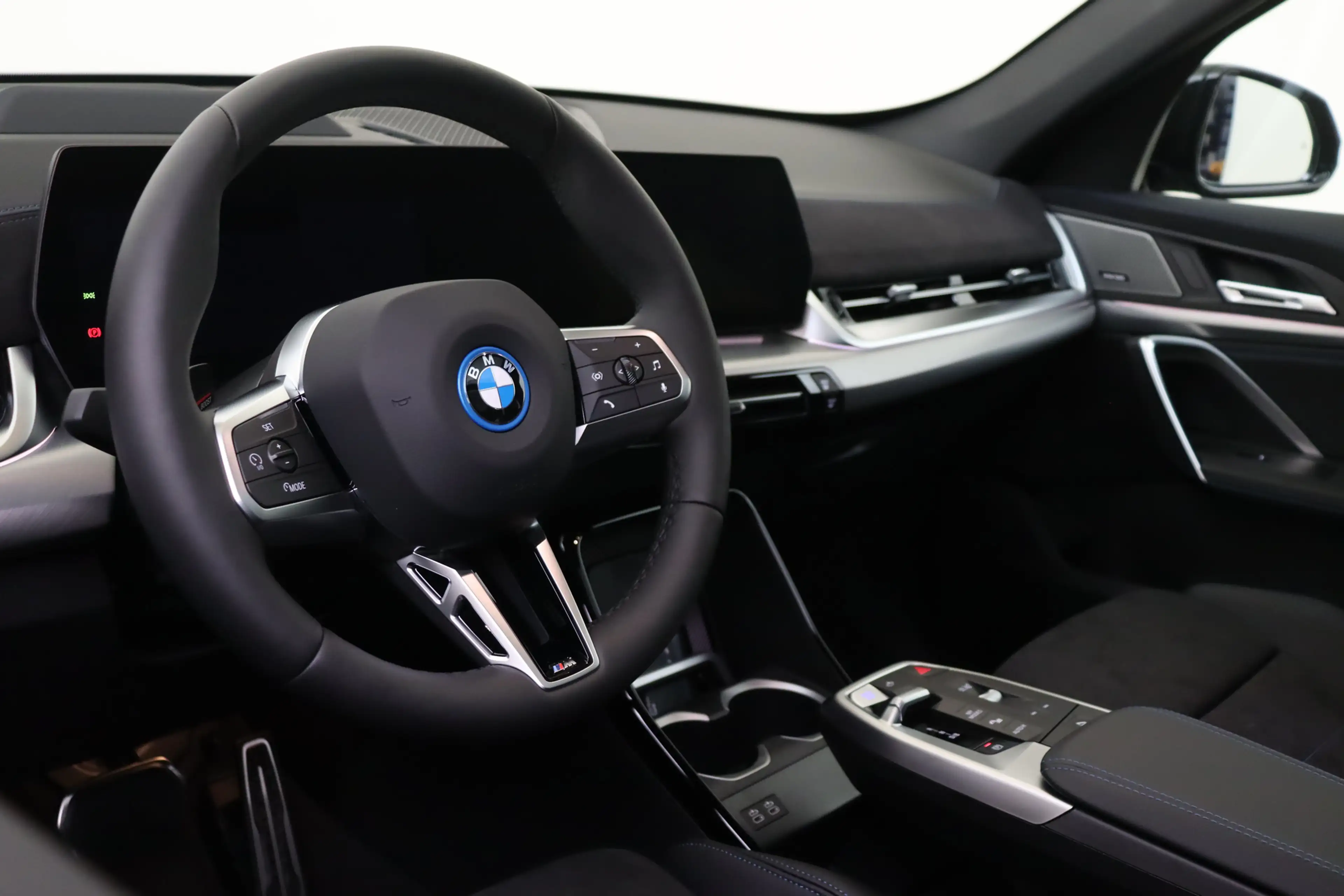 BMW iX1 eDrive20 M Sport / Panoramadak / Trekhaak / Sports — photo 3