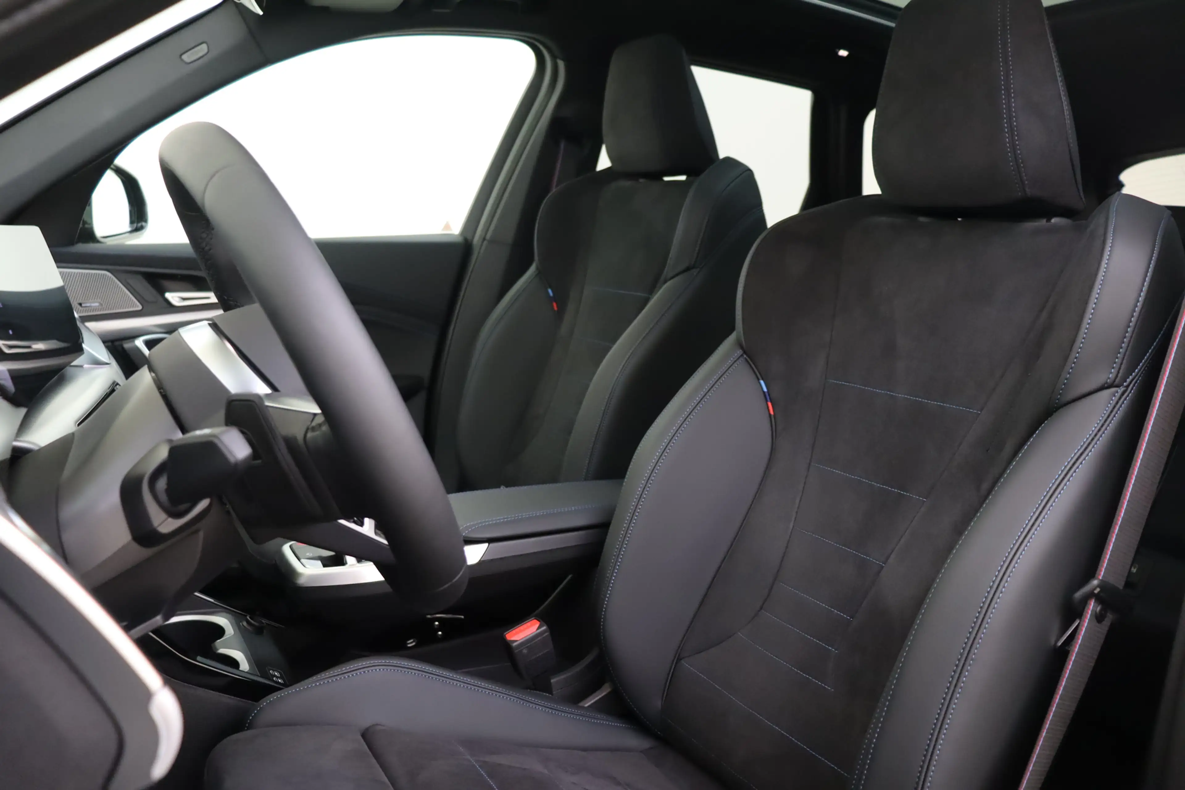 BMW iX1 eDrive20 M Sport / Panoramadak / Trekhaak / Sports — photo 8
