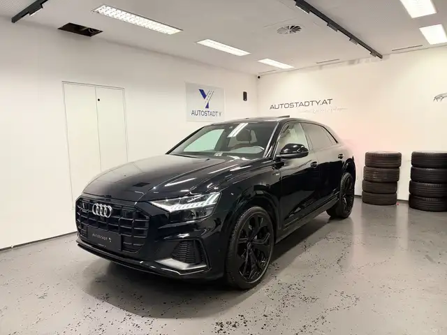 Audi Q8 view 4