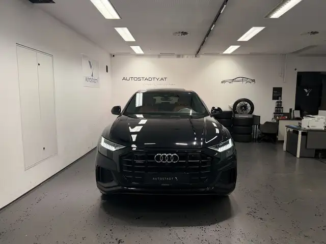 Audi Q8 view 6