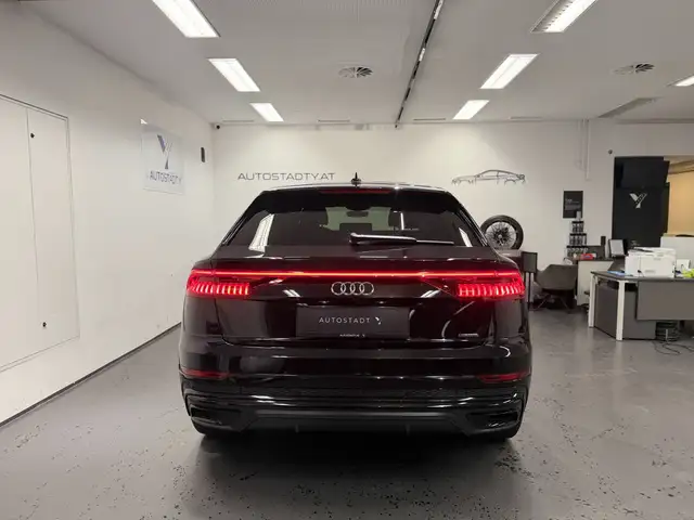 Audi Q8 view 14