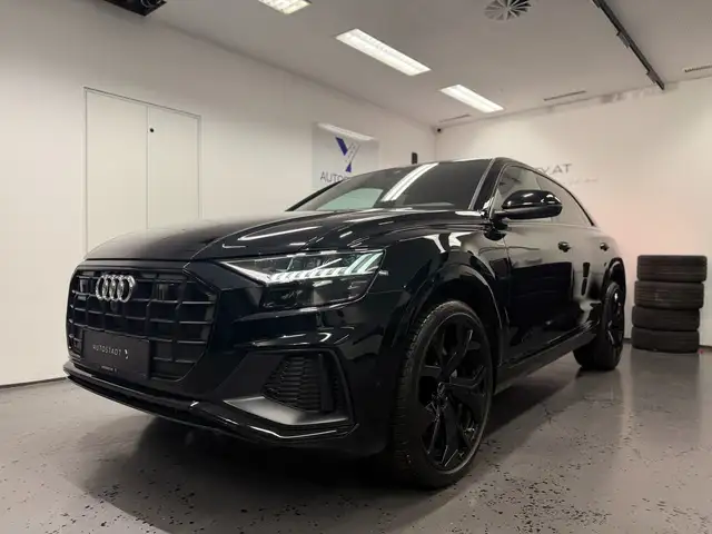 Audi Q8 view 5