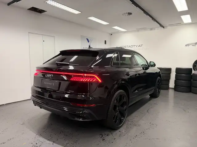 Audi Q8 view 13