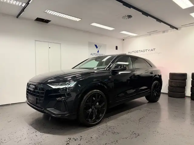 Audi Q8 view 3