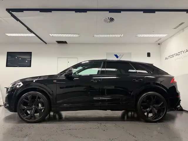 Audi Q8 view 9