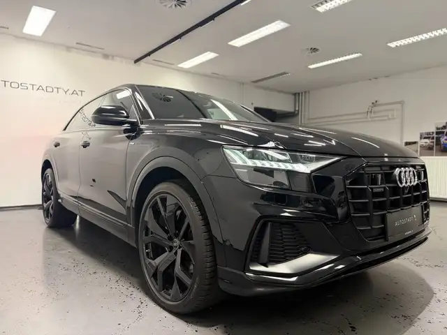 Audi Q8 view 7