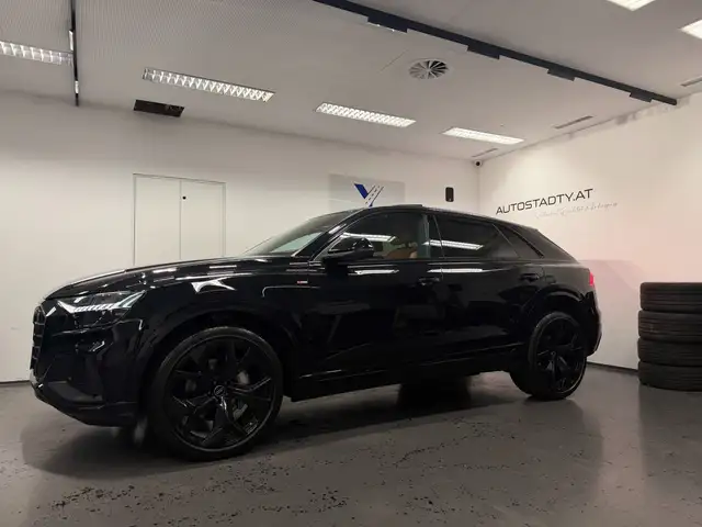 Audi Q8 view 8