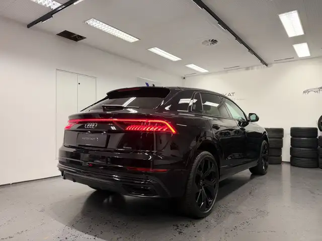 Audi Q8 view 12