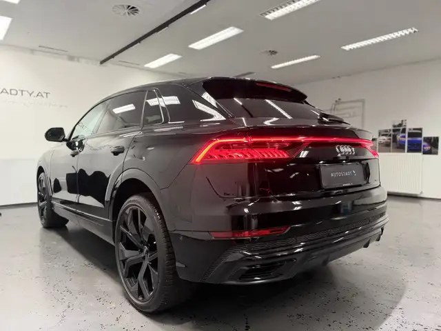 Audi Q8 view 15
