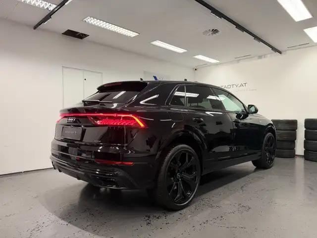 Audi Q8 view 11