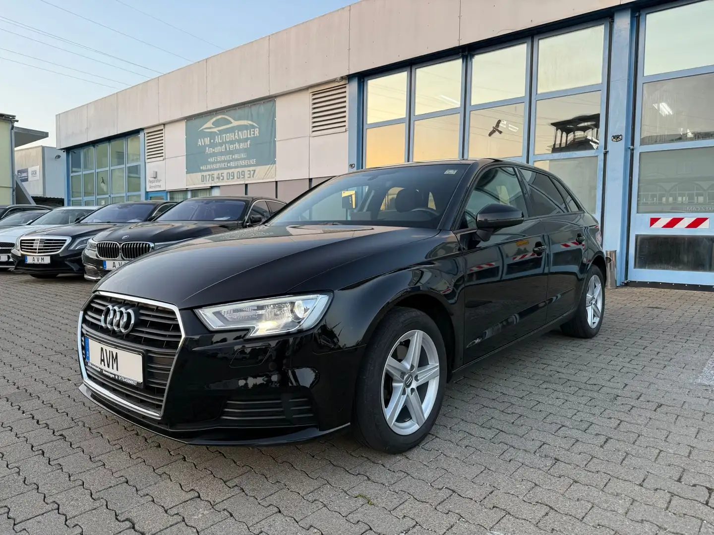 Audi A3 basis, Navi, Sitzheizung, Klimaautomatik Schwarz - 1