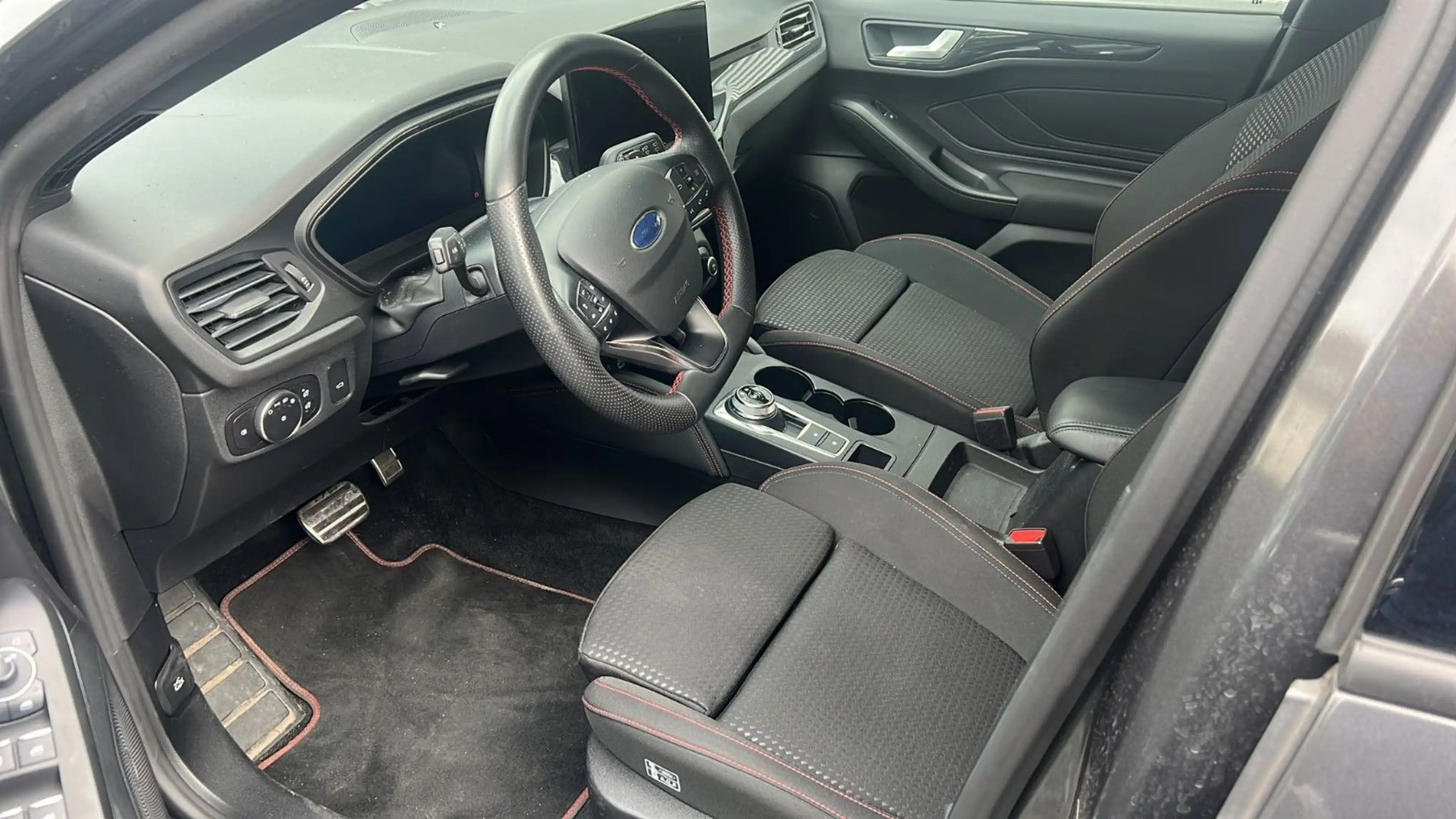 Ford Focus Turnier 1,5 EcoBlue ST-Line X AHK Pano ACC — photo 5