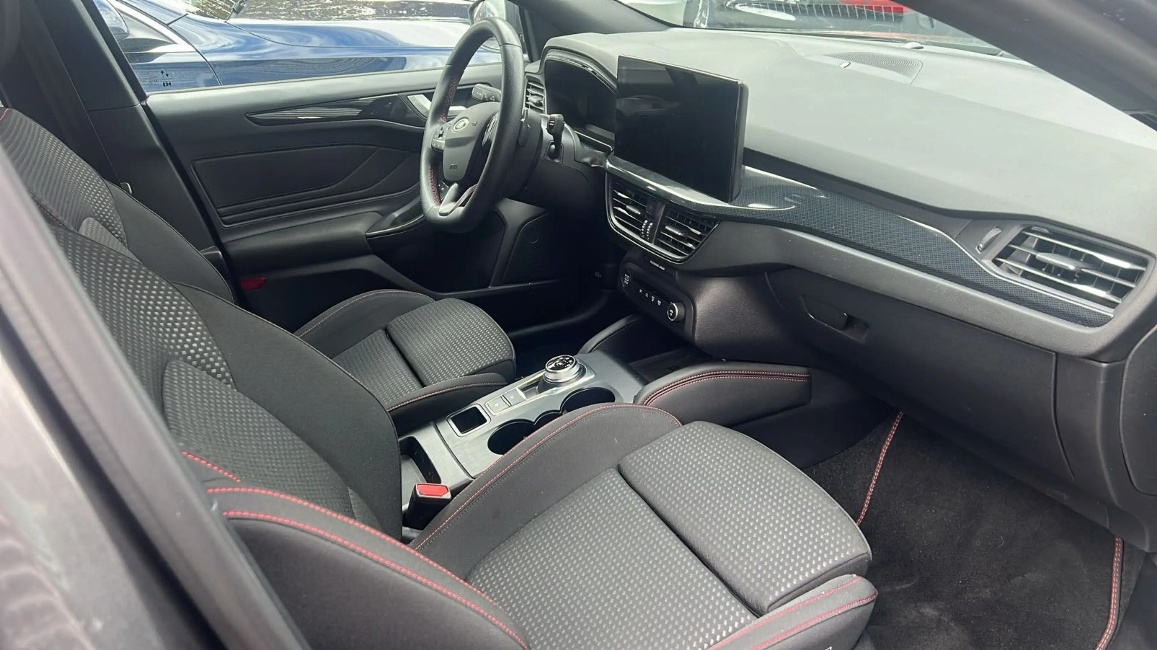 Ford Focus Turnier 1,5 EcoBlue ST-Line X AHK Pano ACC — photo 4