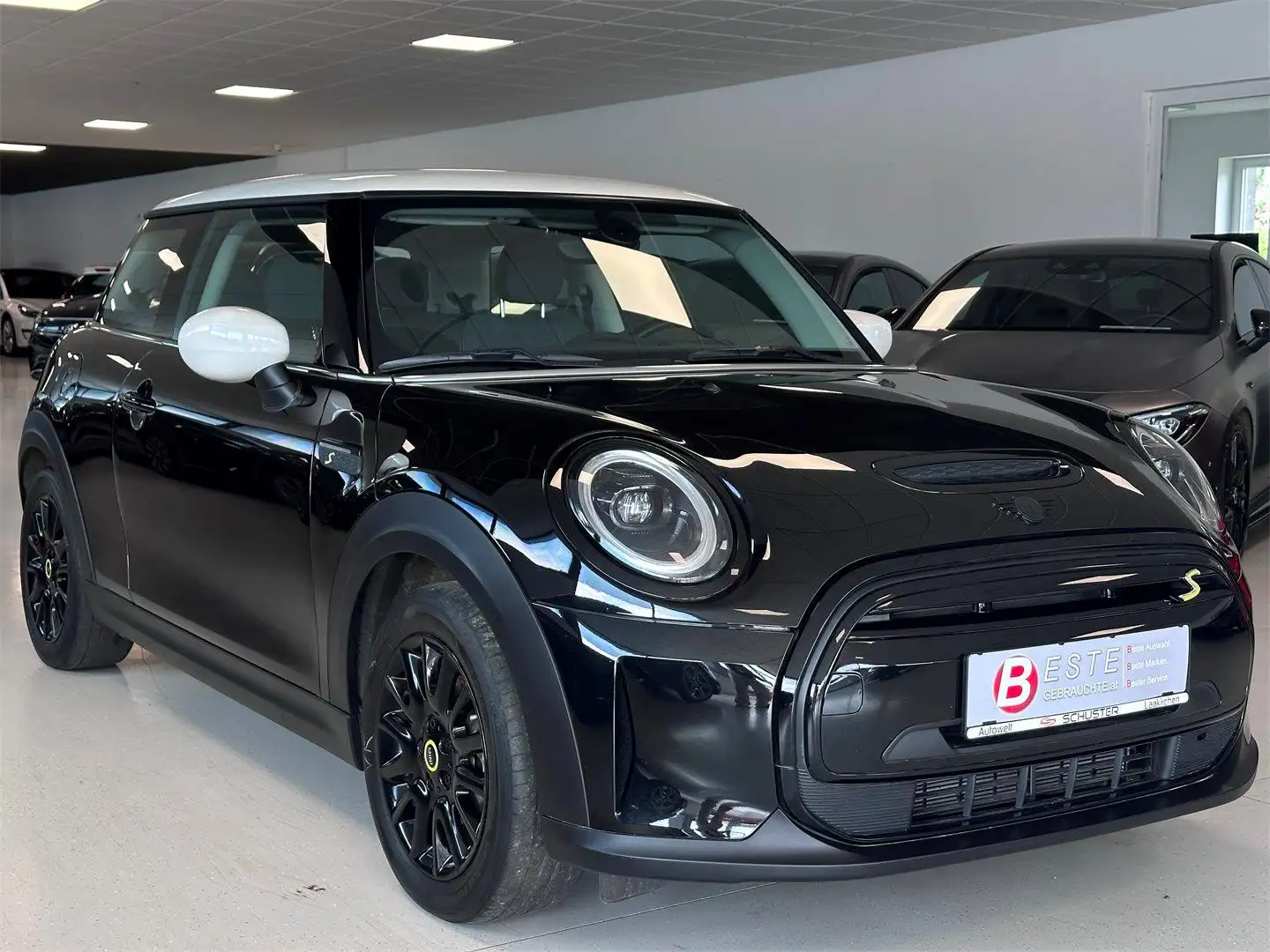 MINI Cooper SE Schwarz - 1