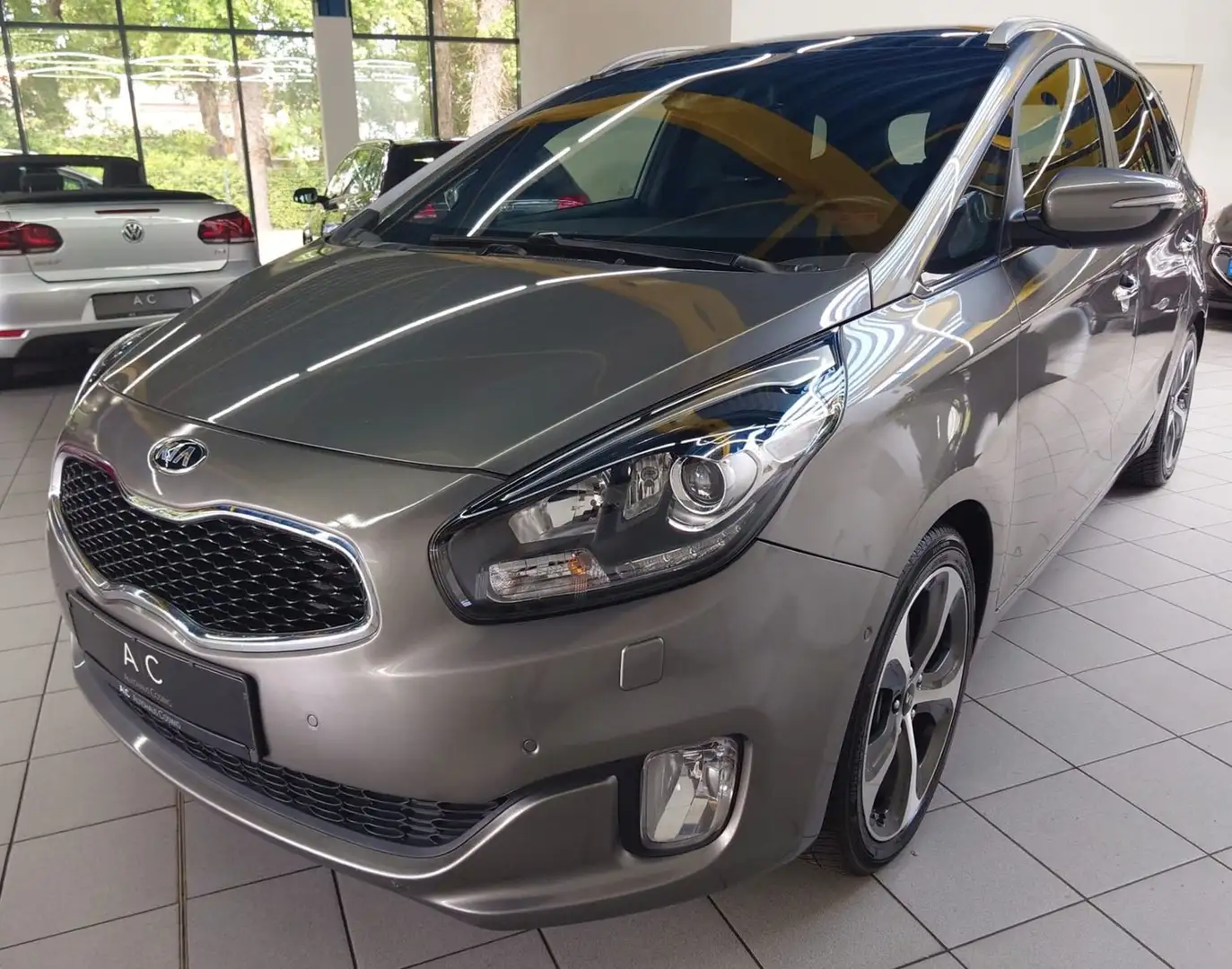 Kia Carens Spirit,Automatik,Leder,Panorama,7-Sitzer Stříbrná - 1