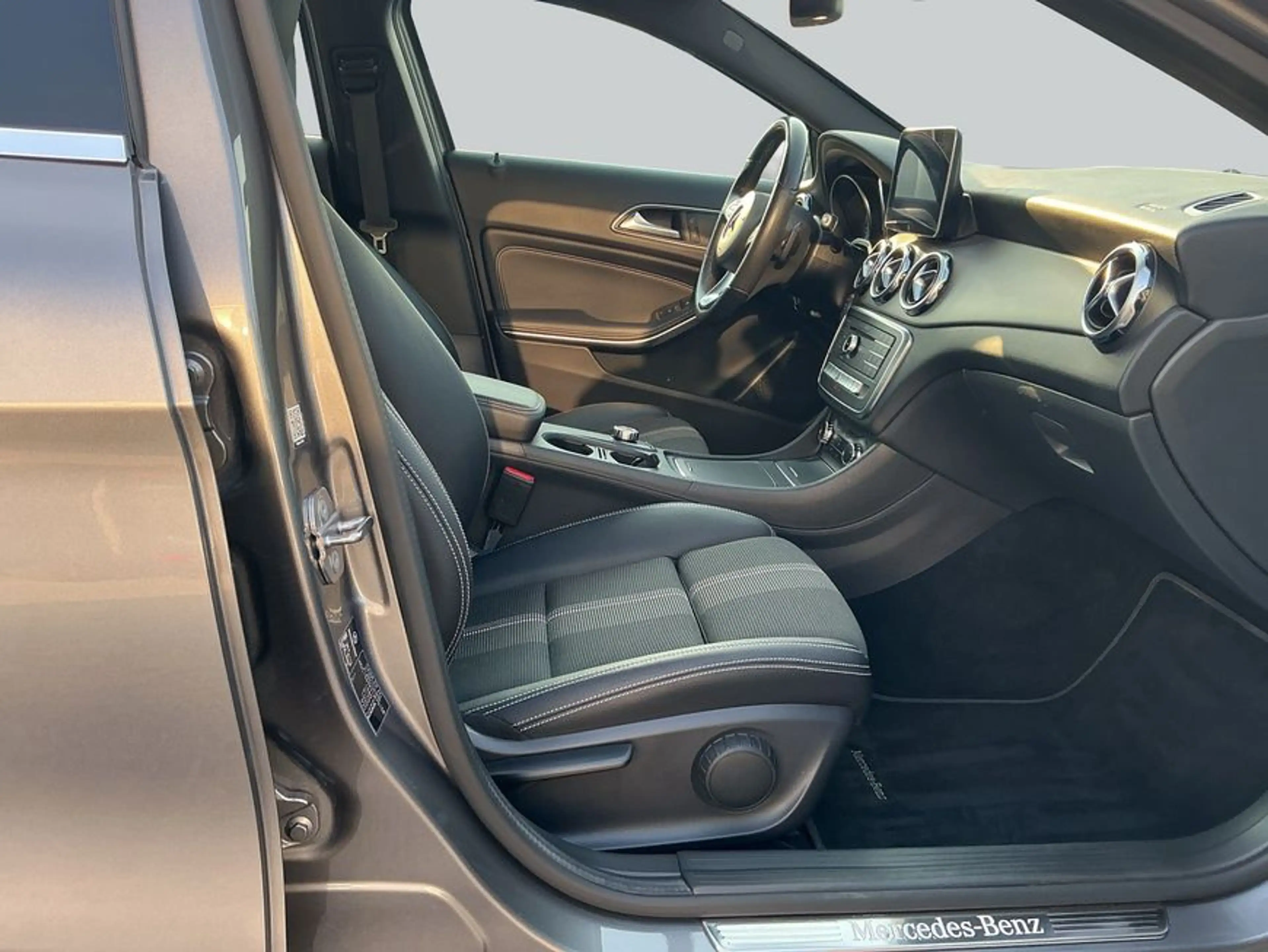 Mercedes-Benz GLA 180 GLA — photo 13