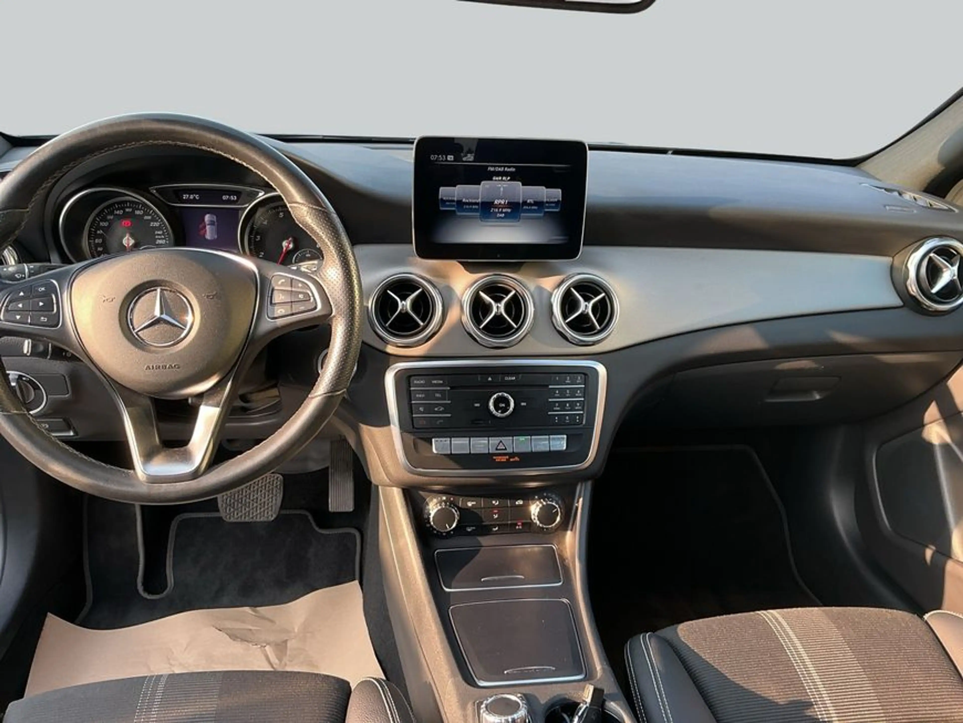 Mercedes-Benz GLA 180 GLA — photo 14