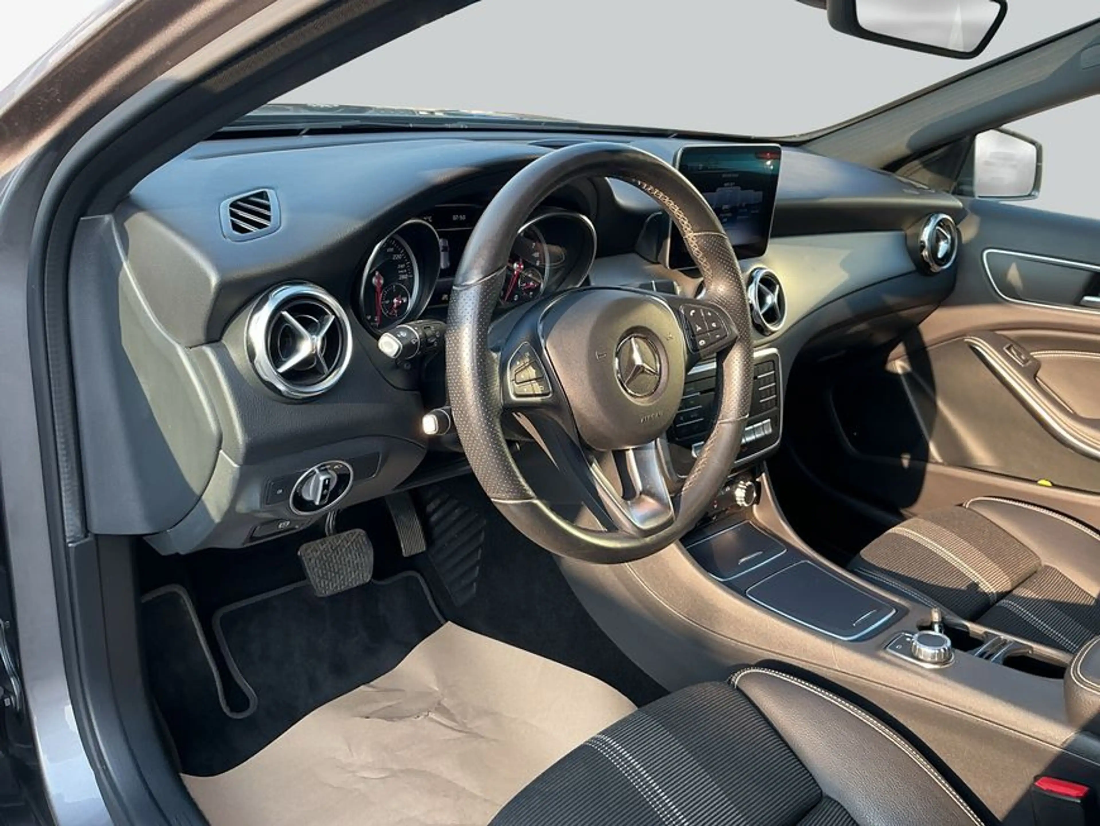 Mercedes-Benz GLA 180 GLA — photo 10