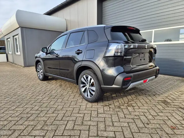 Suzuki S-Cross view 3
