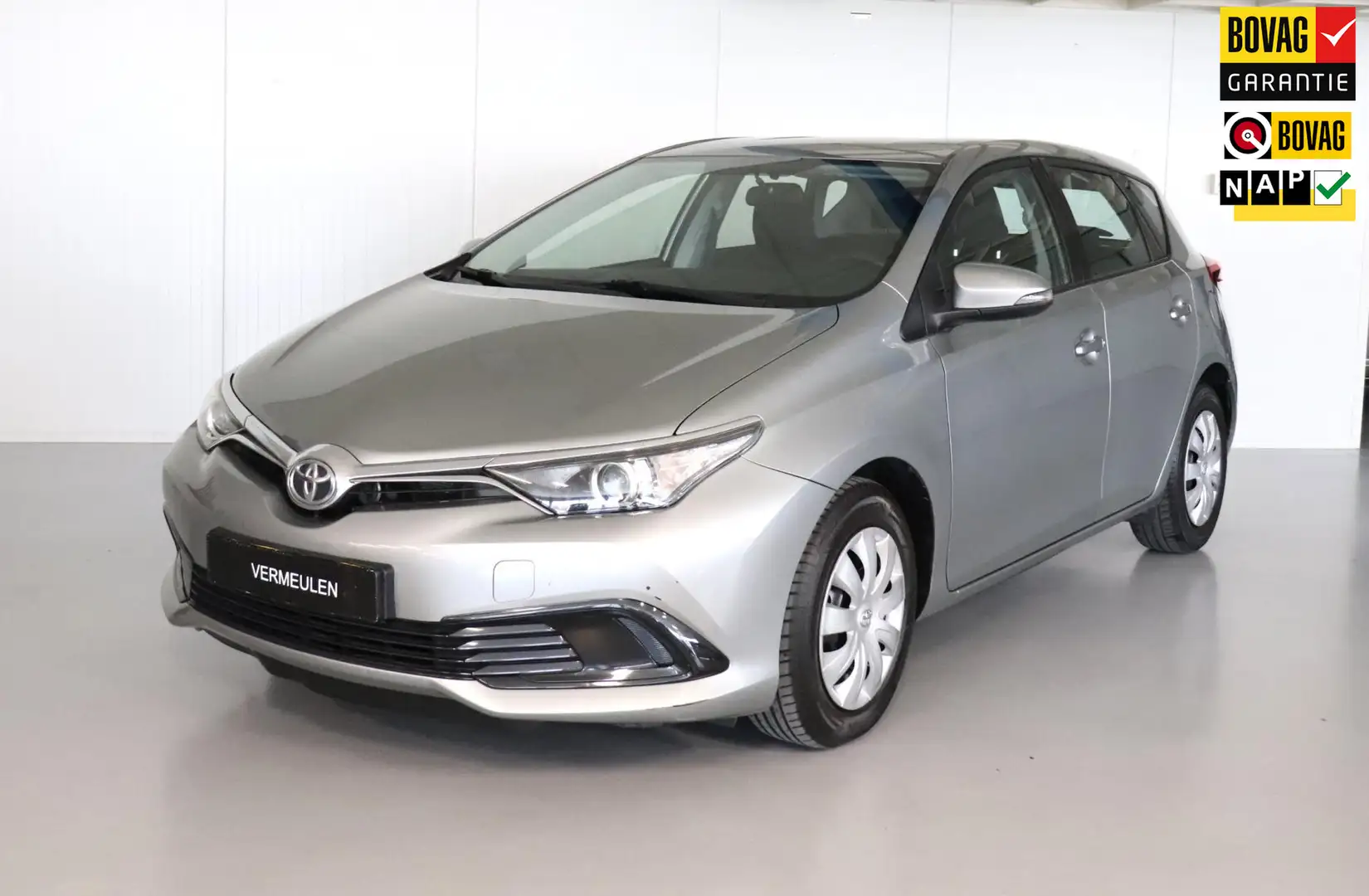 Toyota Auris 1.3 Now Gris - 1