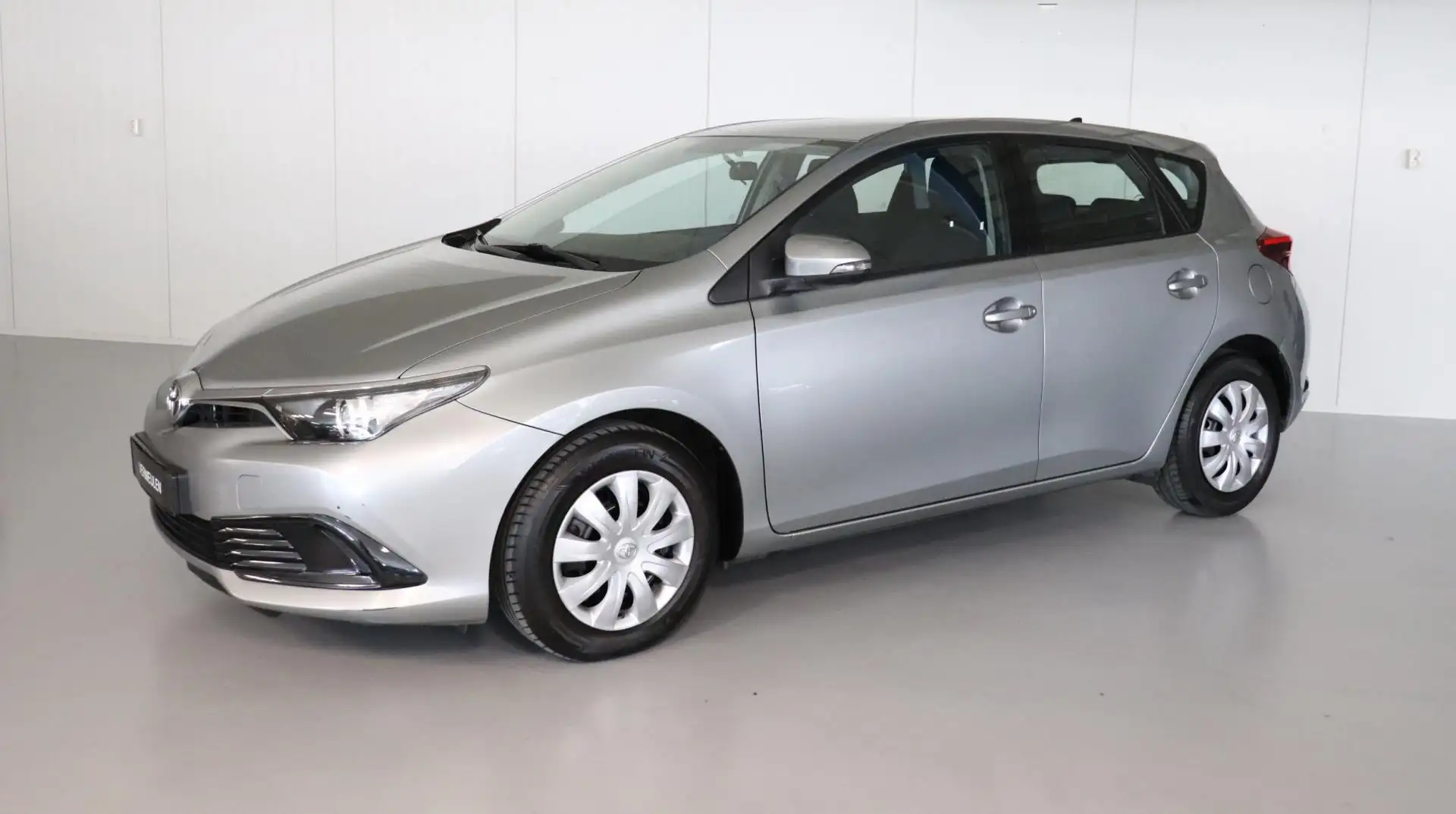 Toyota Auris 1.3 Now Gris - 2