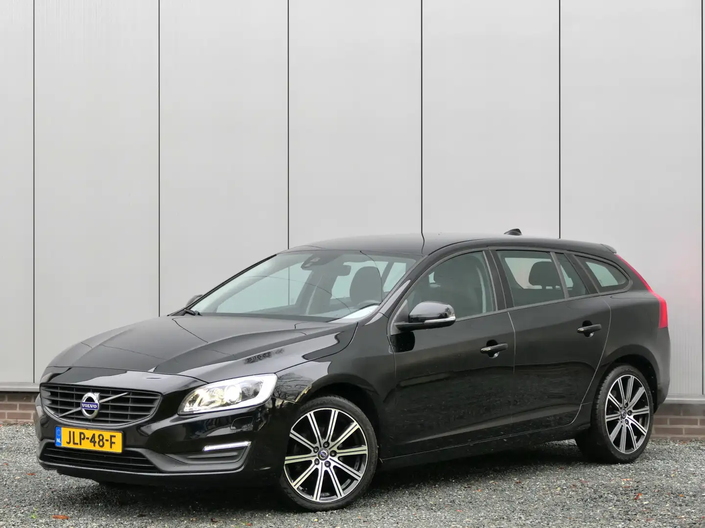 Volvo V60 2.0 T4 Kinetic Xenon / Trekhaak / Navi / Bluetooth Noir - 1