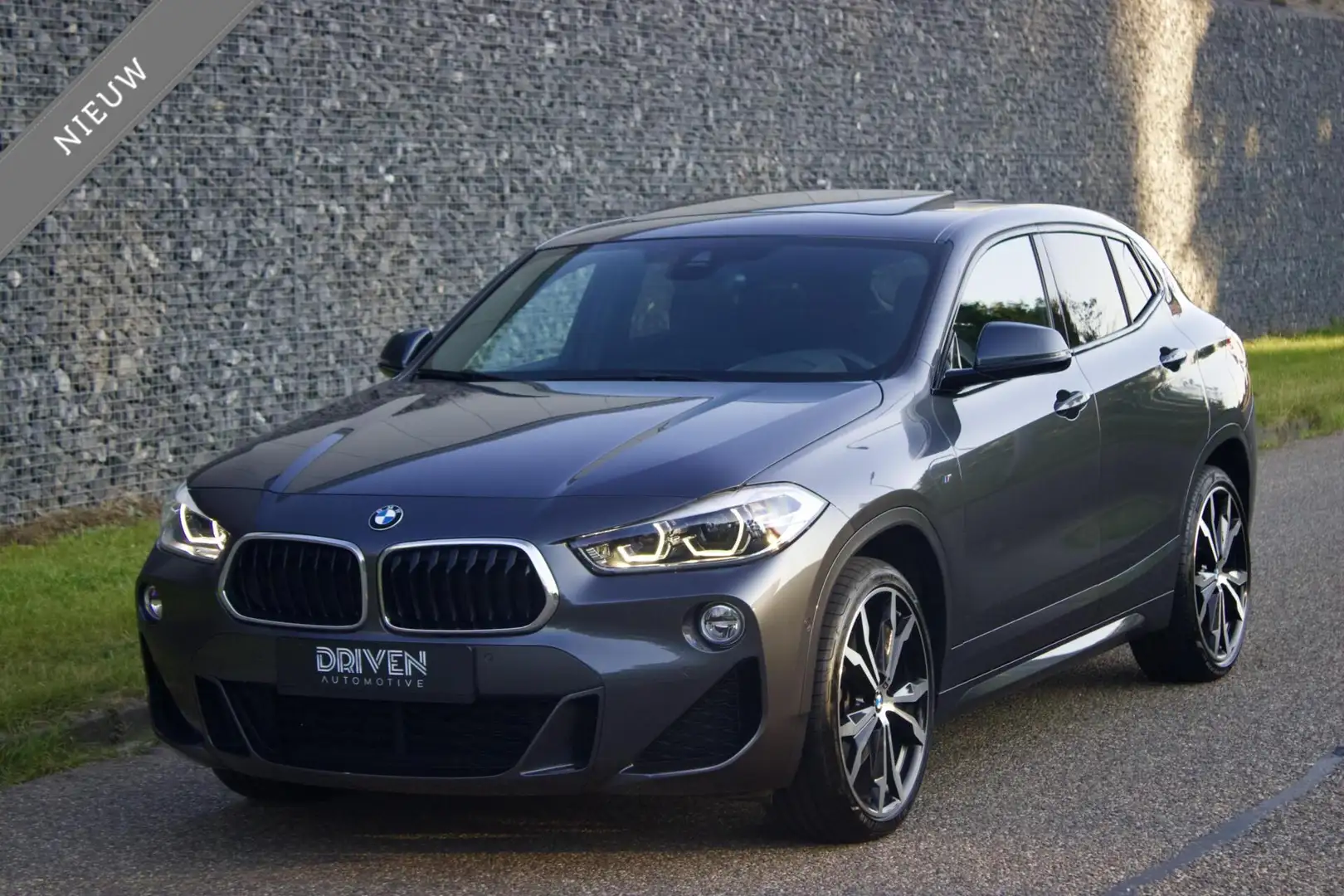 BMW X2 sDrive 20i| M Pakket - Pano - LED - BMW Garantie Grijs - 1