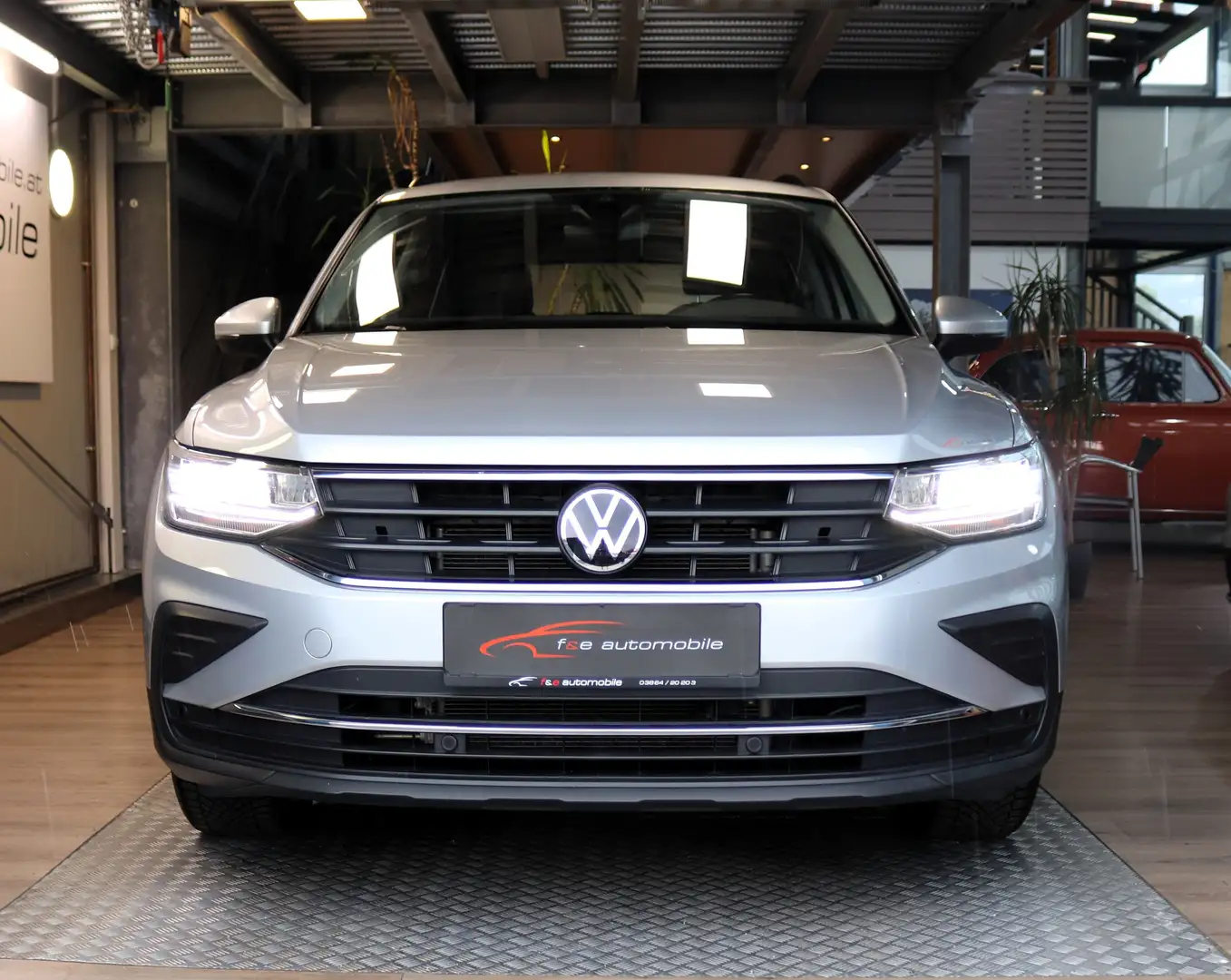Volkswagen Tiguan Life 4Motion 2,0 TDI Silber - 2