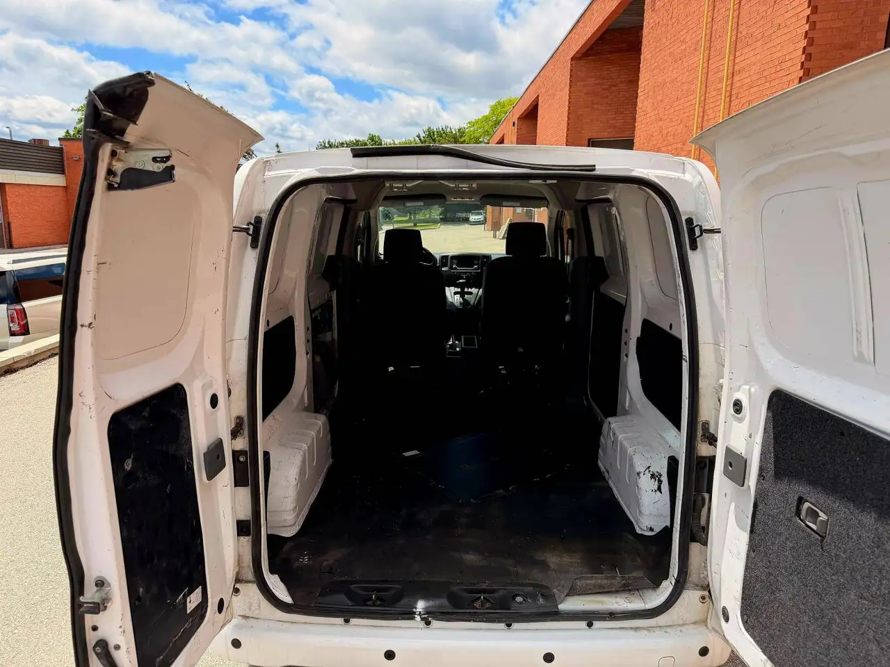 Nissan NV200 снимка Nissan NV200