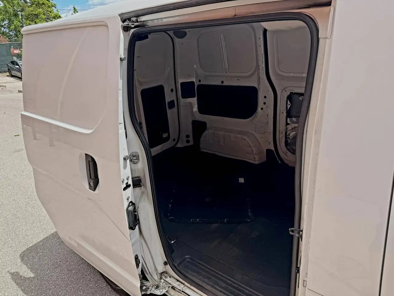 Nissan NV200 снимка Nissan NV200