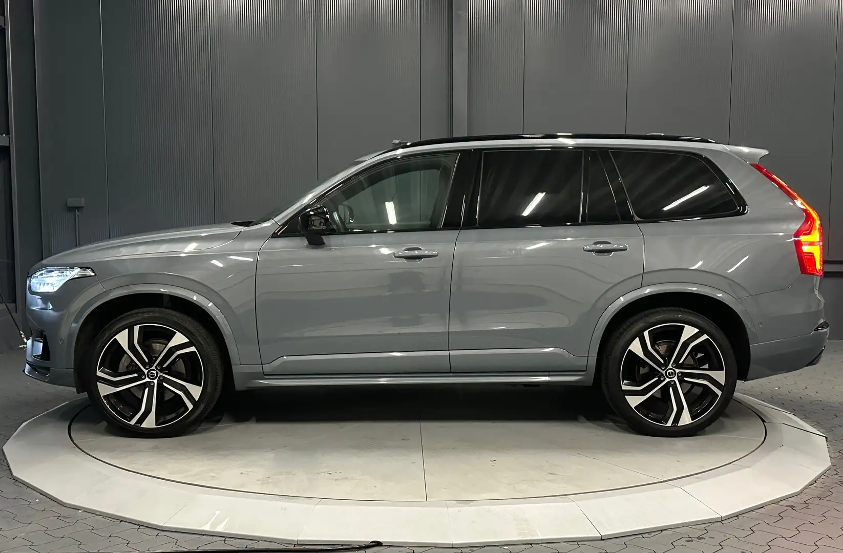 Volvo XC90 R-Design AWD*22Zoll*PANORAMA*HUD*AHK*LUFT*Standhzg Gris - 2