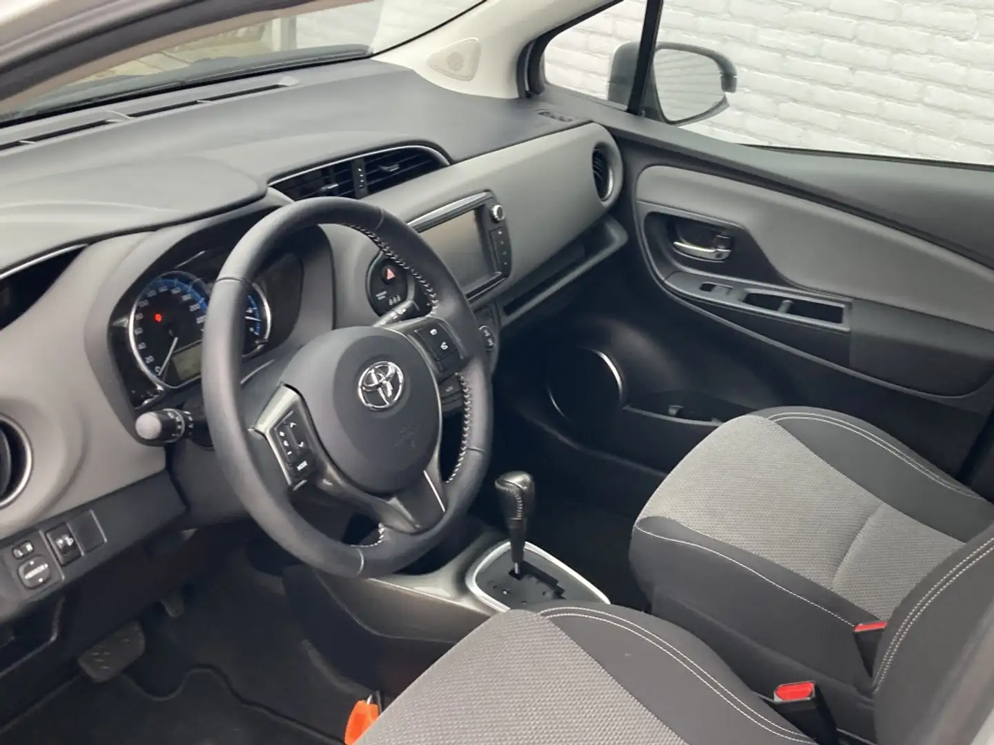Toyota Yaris 1.5 Hybrid Lease Automaat | Navi | NL auto | Cruis Grijs - 2