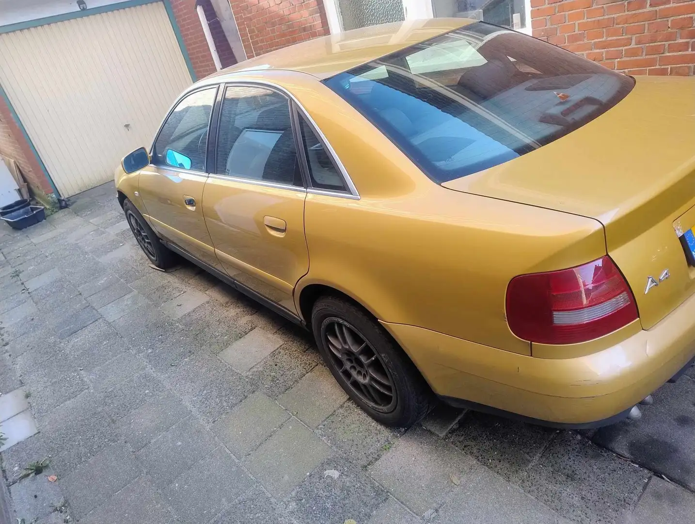 Audi A4 2.5 V6 TDI q.Advance Amarillo - 2