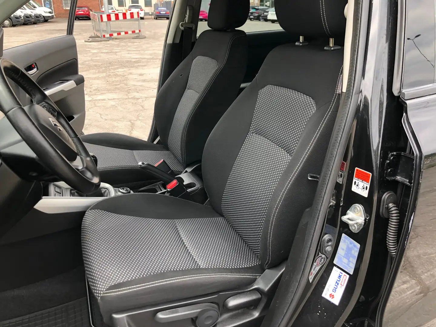 Suzuki Vitara 1.6 Comfort 4x4 Allrad Schwarz - 2