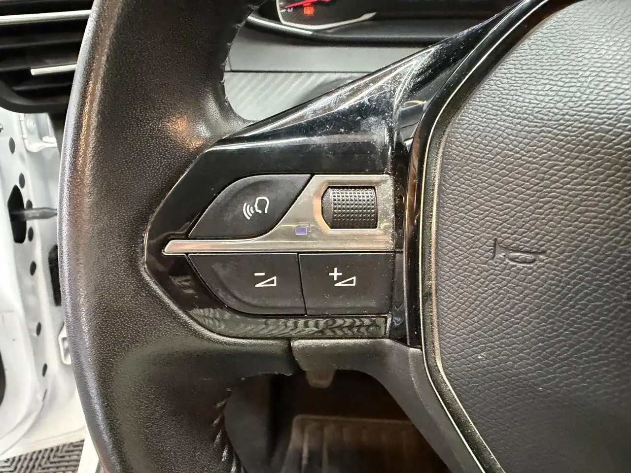 Peugeot 208 208 — photo 11