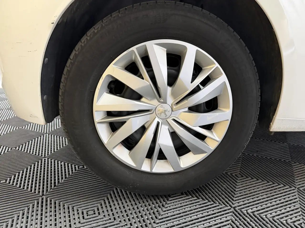 Peugeot 208 208 — photo 28