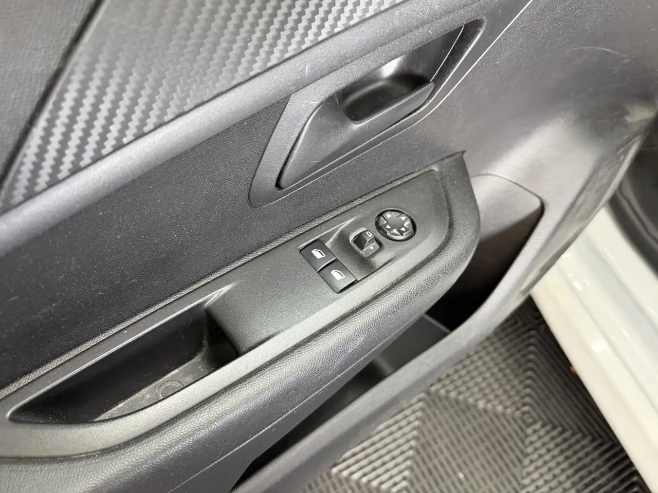 Peugeot 208 208 — photo 7