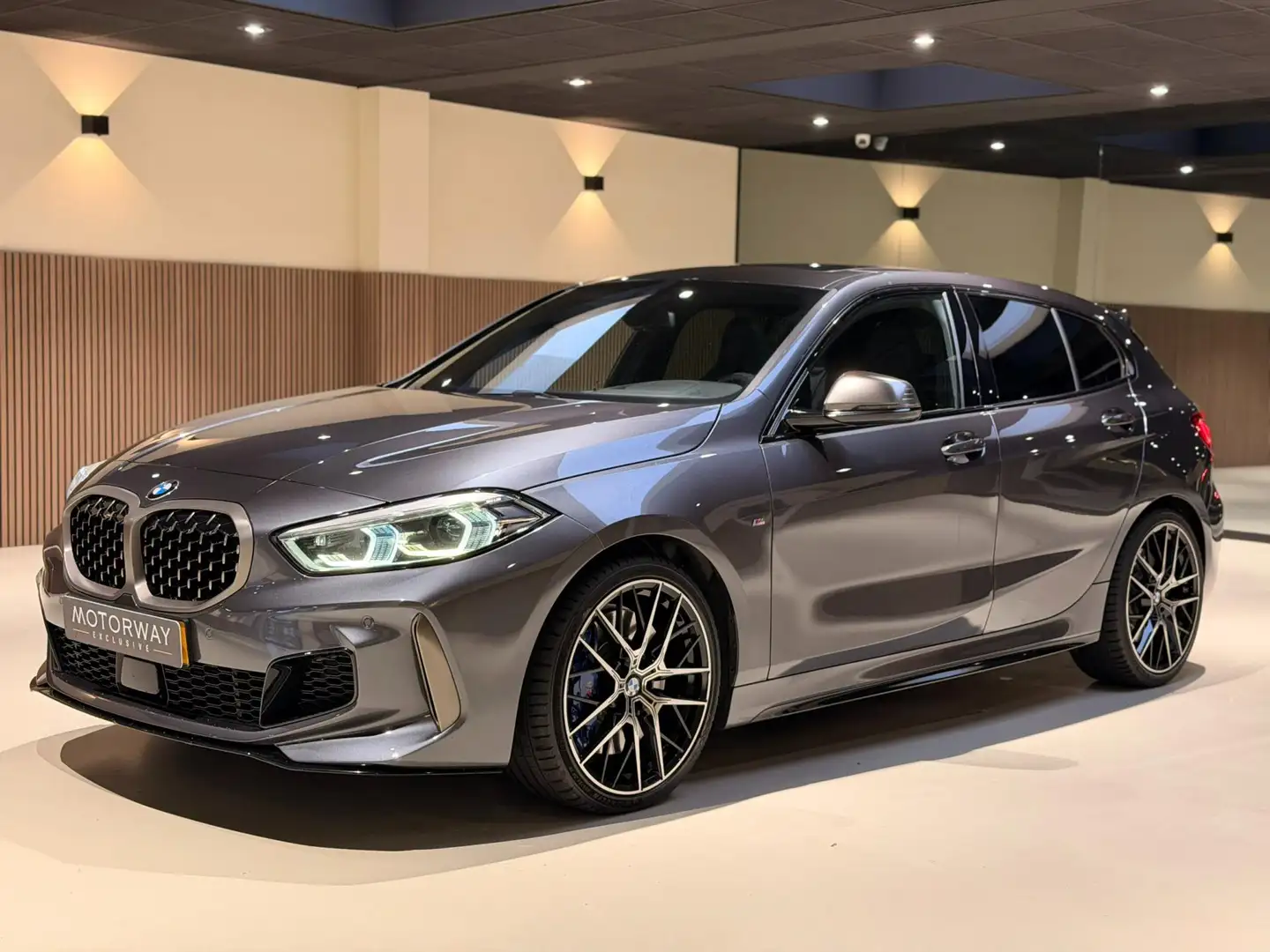 BMW 135 1-serie M135i xDrive High Executive PANO|M-Sport|H Grijs - 1