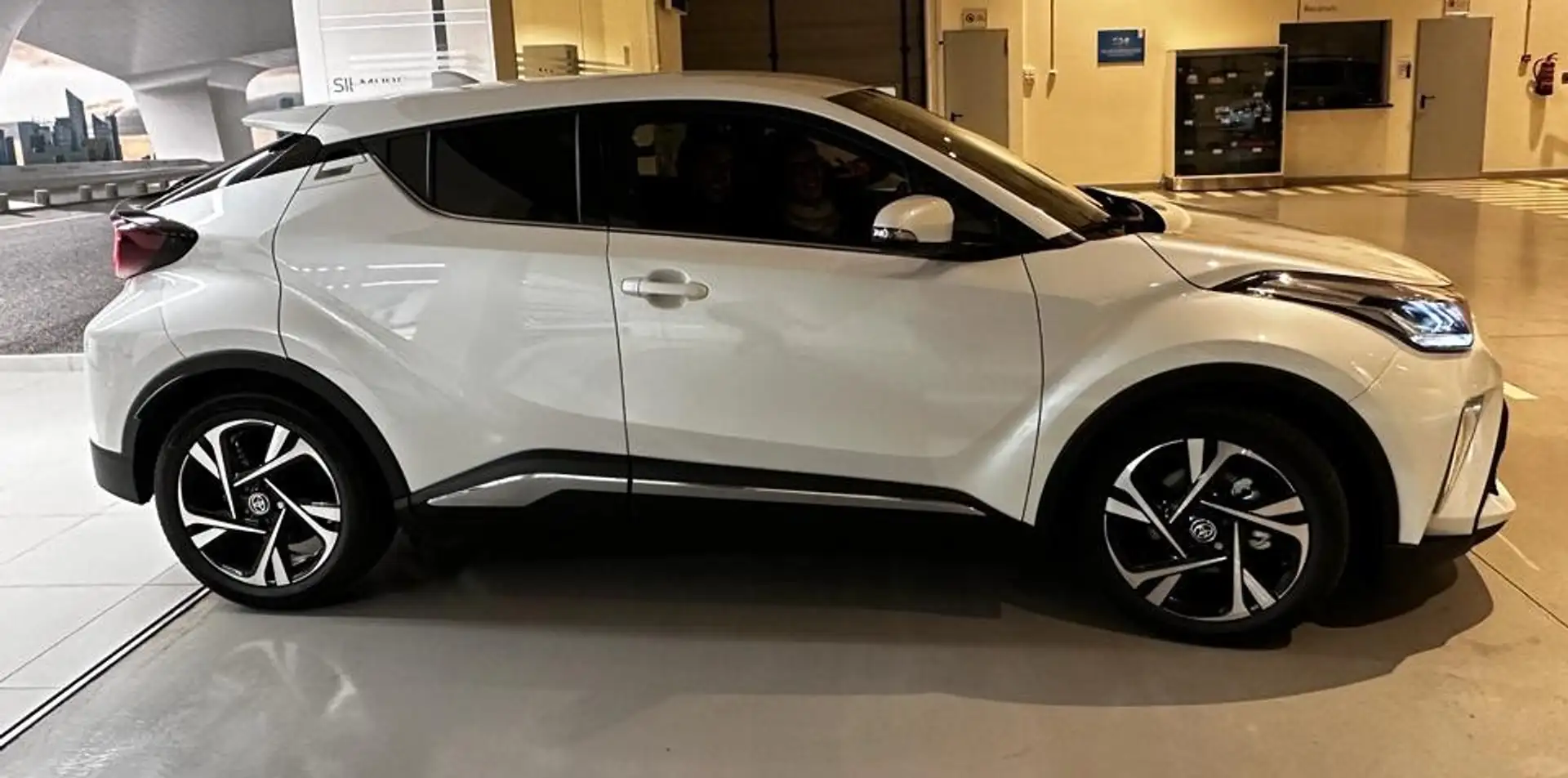 Toyota C-HR 180H Advance - 1
